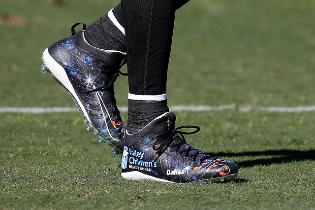 Pay attention to the design features of the defensive football cleats