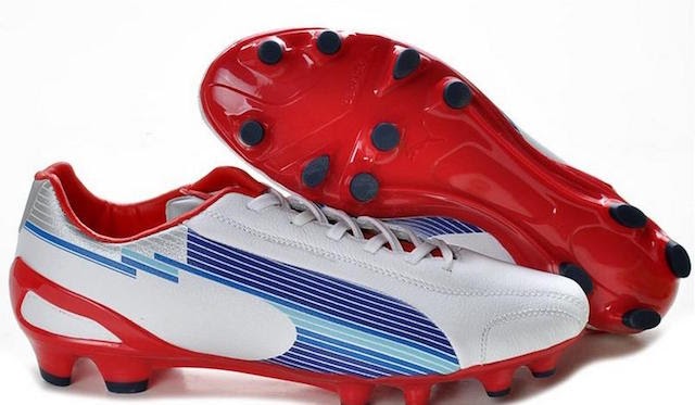 tips to choose the right football cleats based on your playing surface and your playing style
